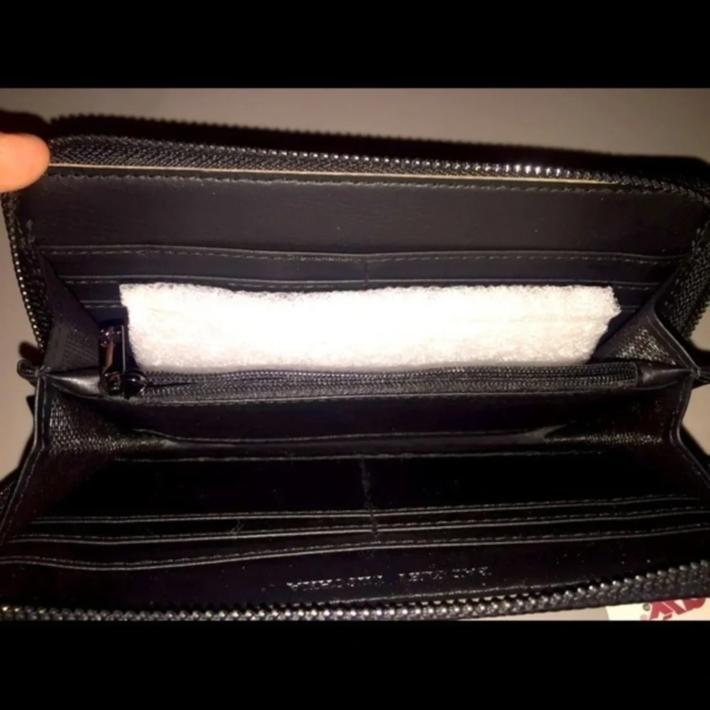NWOT Badgley‎ Mischka Wallet